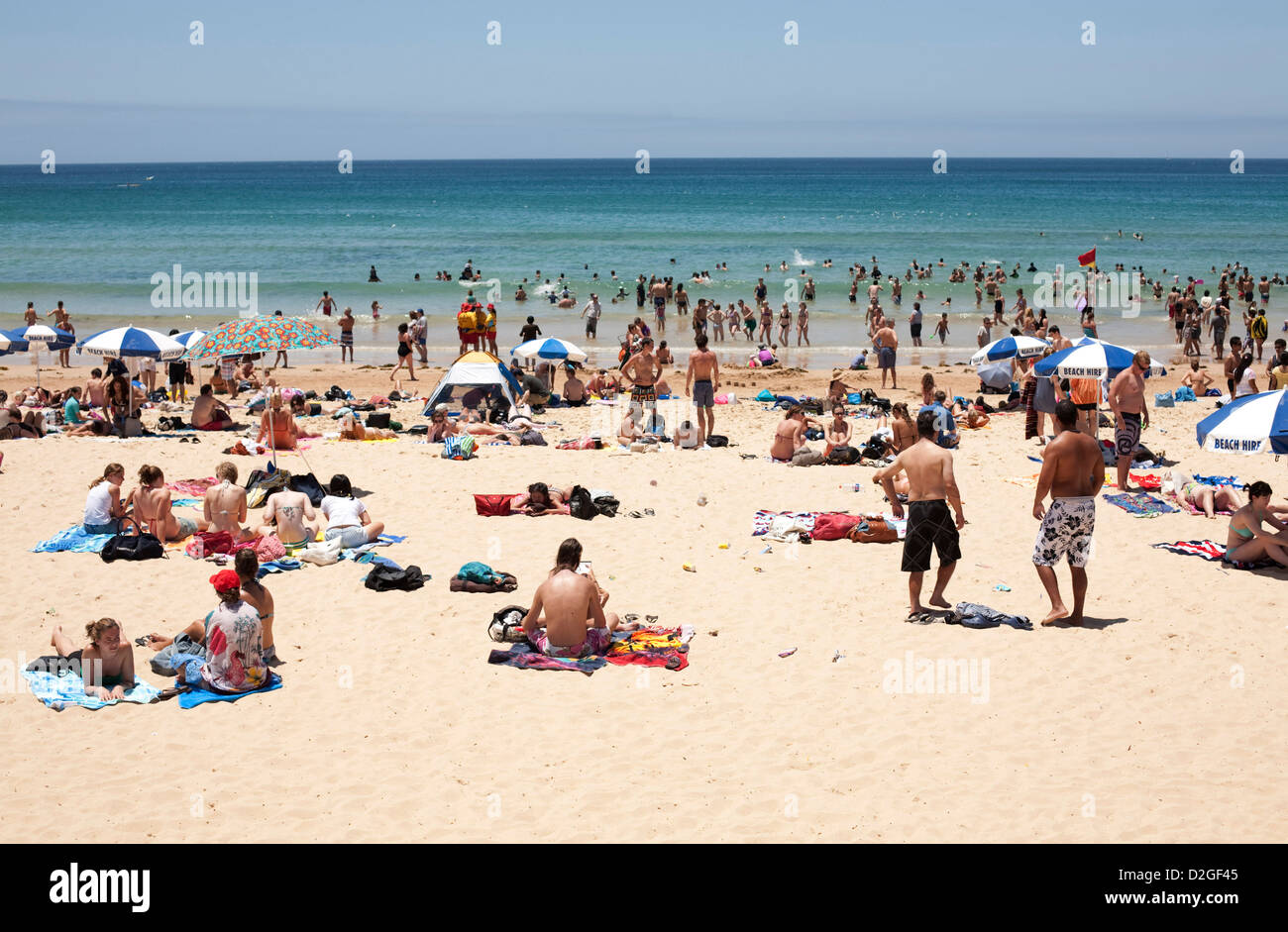 Affollata spiaggia piena di lucertole da mare e nuotatori a uno di Australia iconici spiagge Manly Sydney Australia Foto Stock