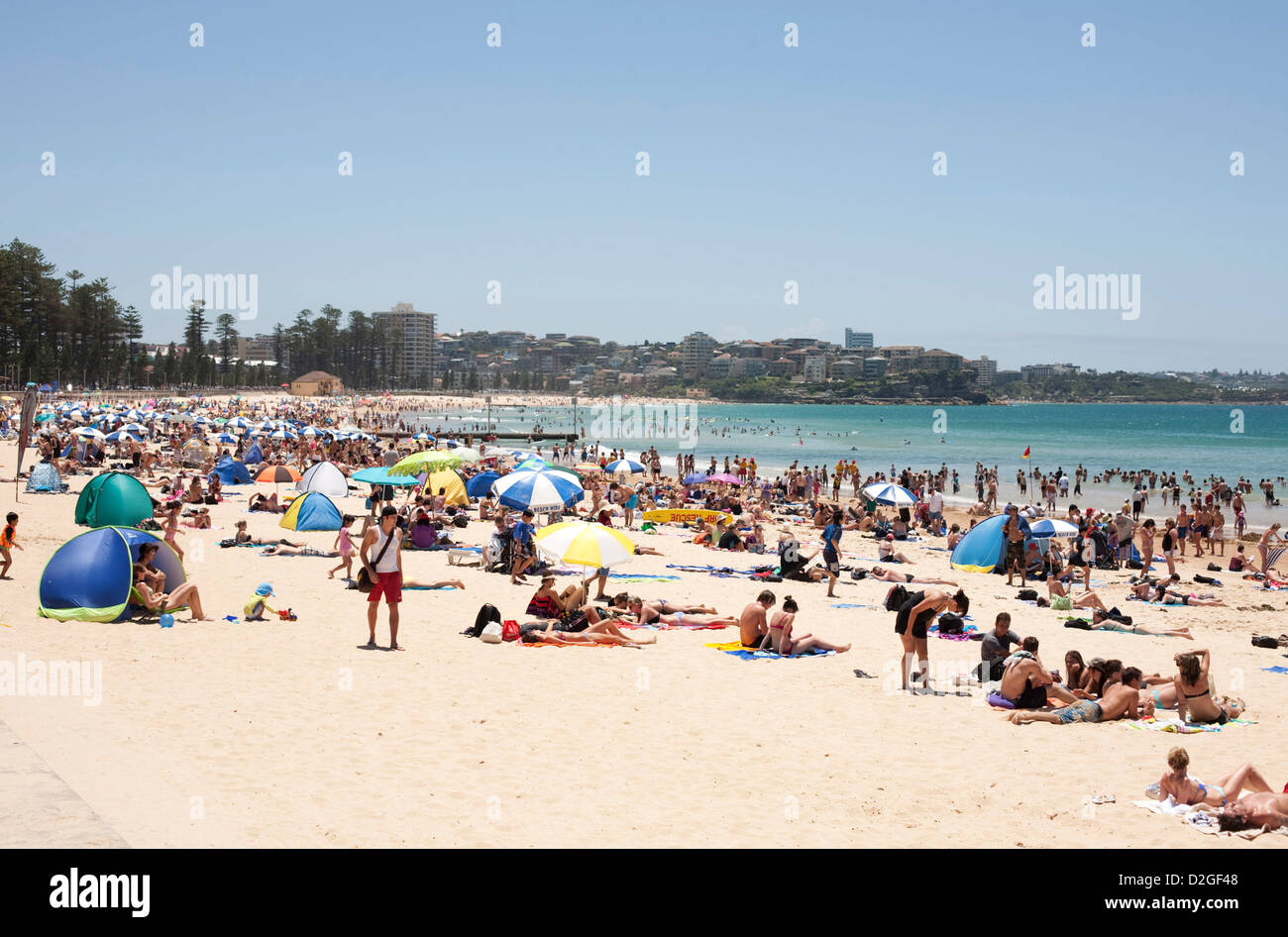 Folle estive di lucertole da mare e nuotatori pranzo sulla spiaggia di Manly Sydney Australia Foto Stock