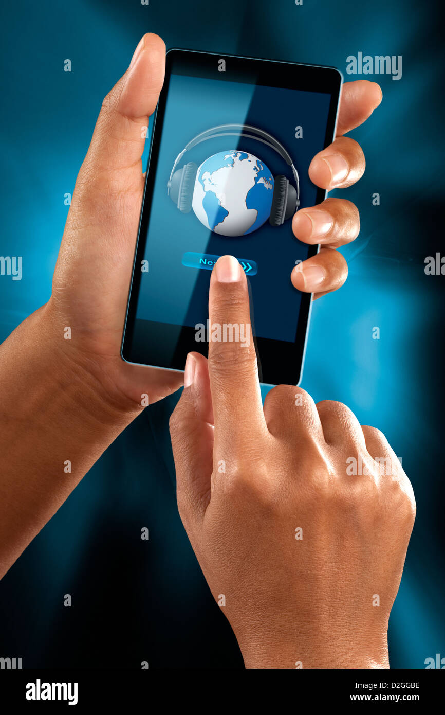 Una donna di utilizzare un cellulare per ascoltare la musica Foto Stock