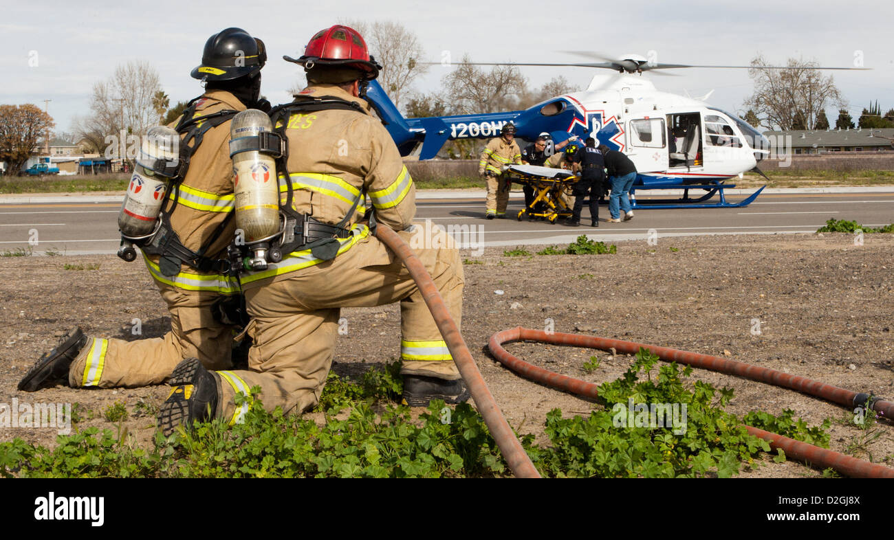 Marzo 22, 2012 - Modesto, CA, Stati Uniti d'America - GRAFICA DI ATTENZIONE TUTTE LE IMMAGINI SONO DA falsi arresti. Ogni 15 minuti di programma in varie scuole superiori in Modesto CA pompiere guarda come i medici e i vigili del fuoco caricare un aereo ambulanza. (Credito Immagine: © Marty Bicek/ZUMAPRESS.com) Foto Stock