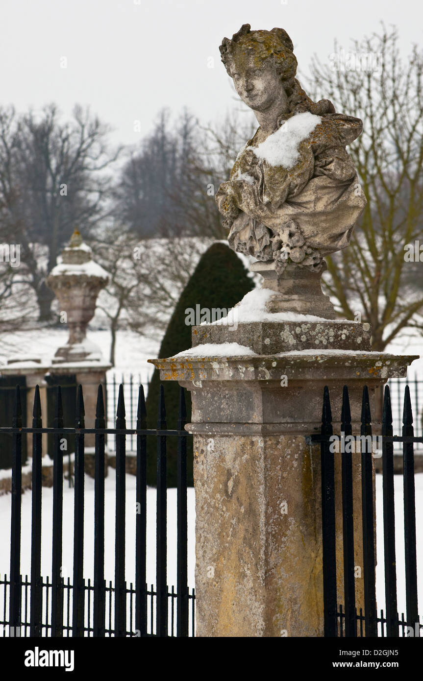 Architettura di giardino statua nella neve Foto Stock