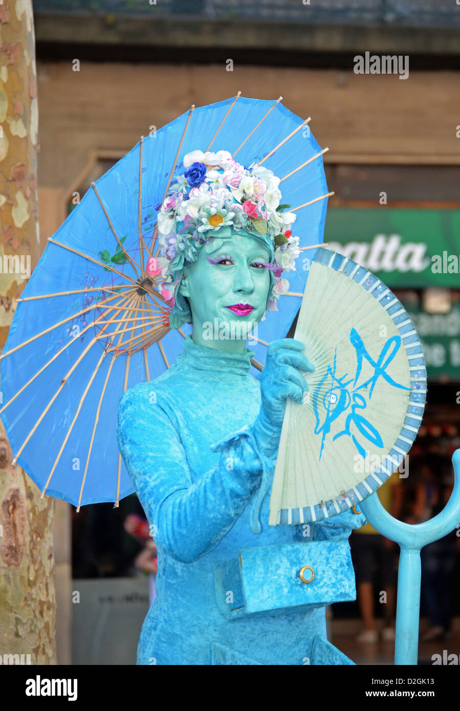 Ritratto di Dali, una femmina performer di strada sulla Rambla di Barcellona in Spagna. Foto Stock