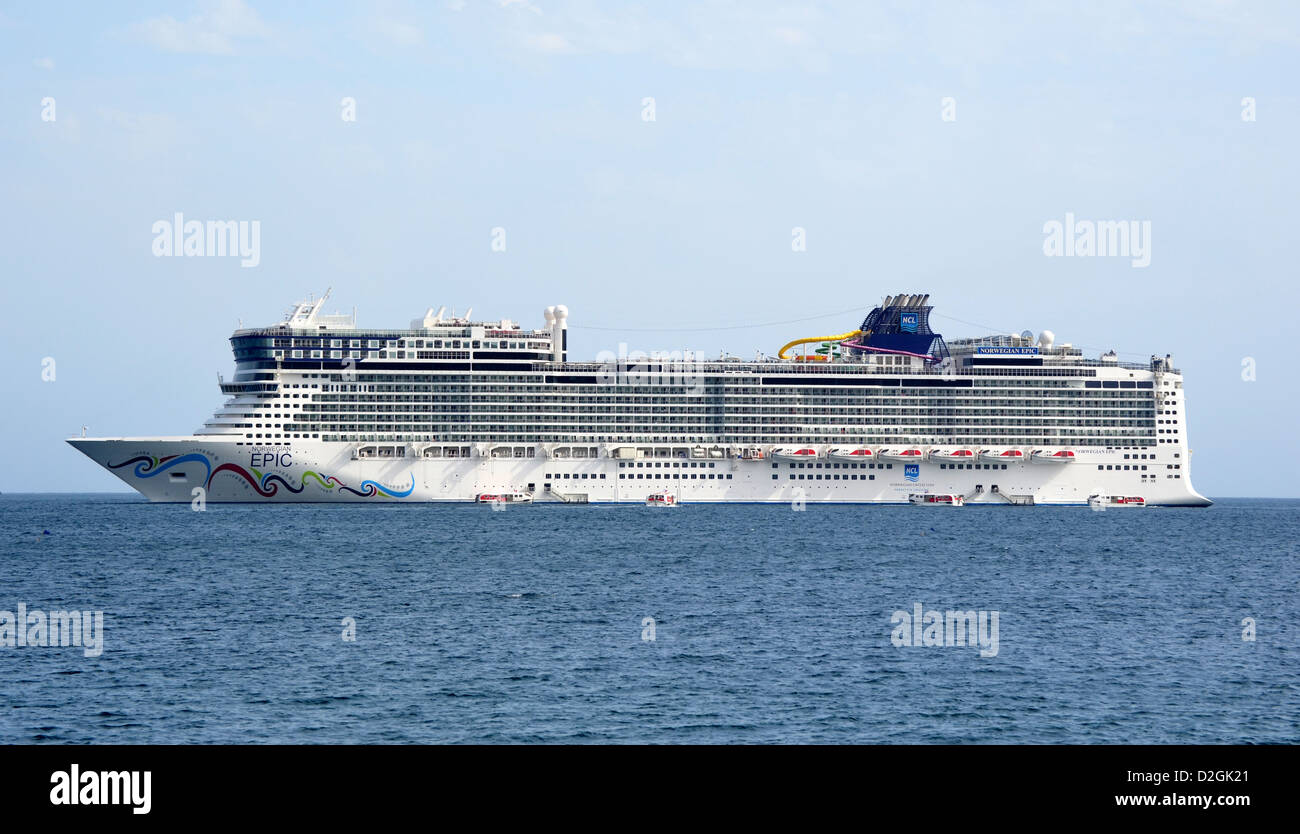 La Norwegian Cruise Line Epic nave ancorata al largo di Cannes, Italia Foto Stock