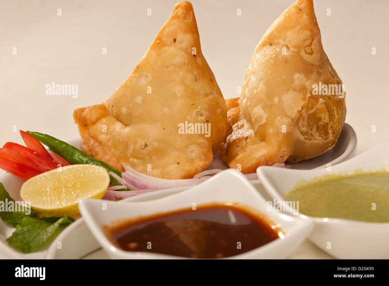 Fresche verdure caldi Samosas con chutney. Foto Stock