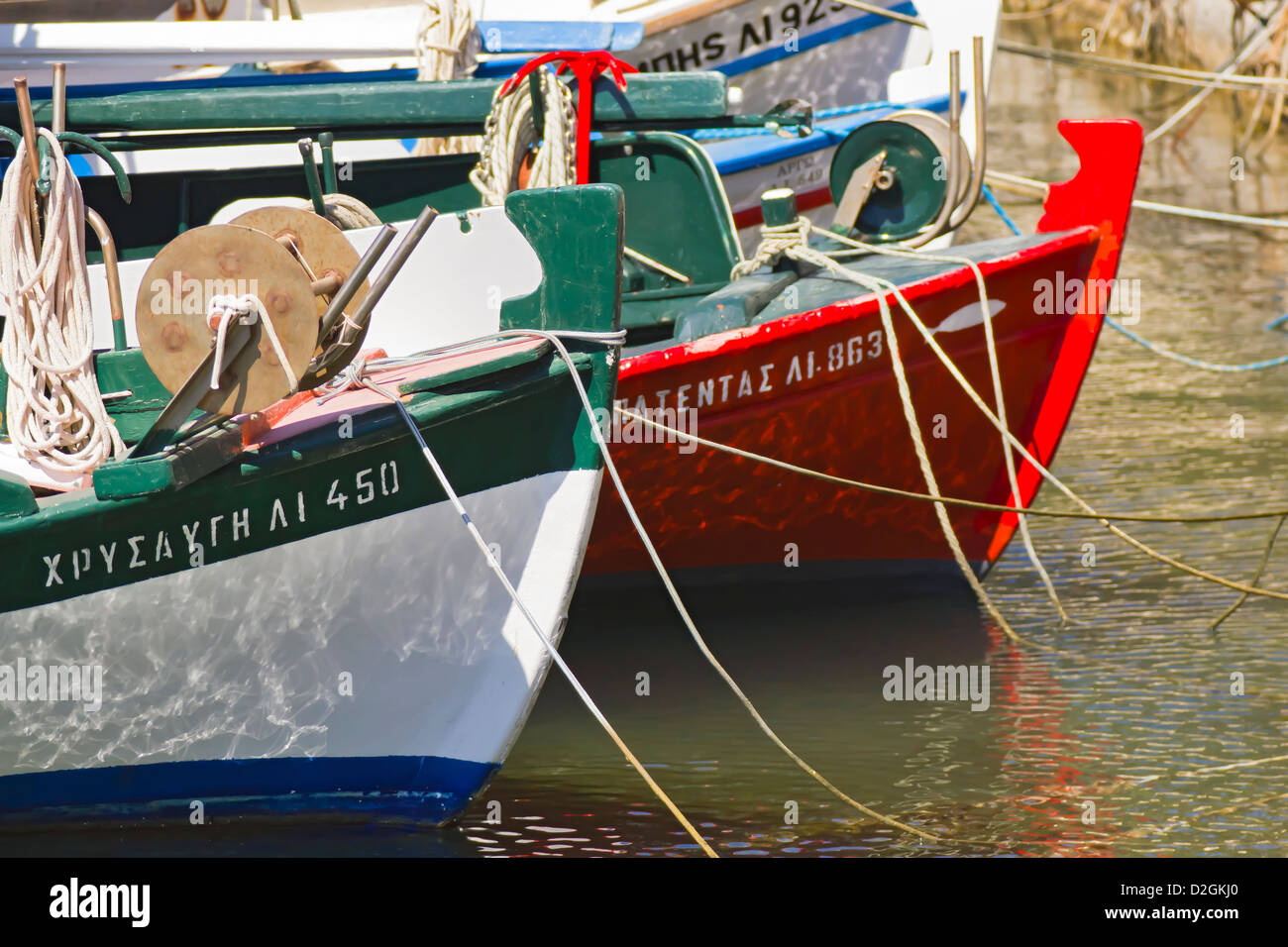 I tradizionali colorati di barche da pesca in porto, Poros, Cefalonia, Grecia, Europa Foto Stock