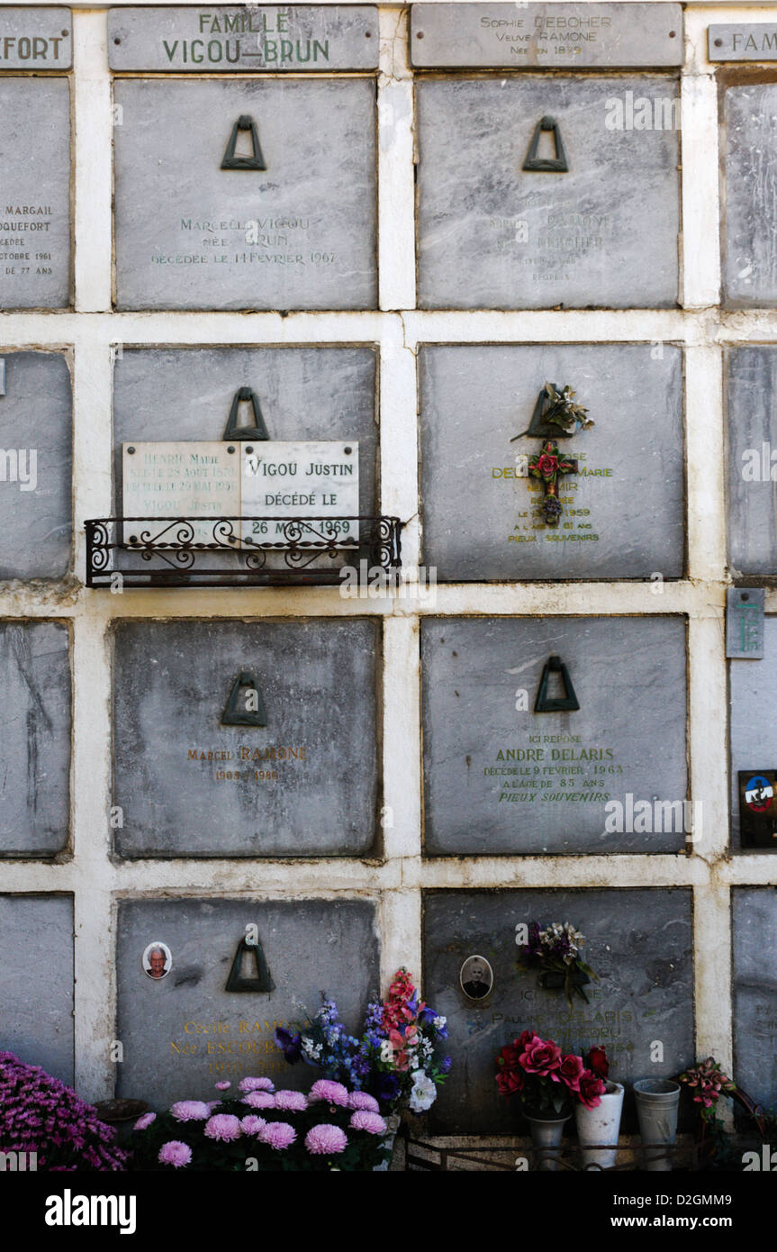 Volte impilati nel cimitero della città della Francia meridionale di Collioure Foto Stock