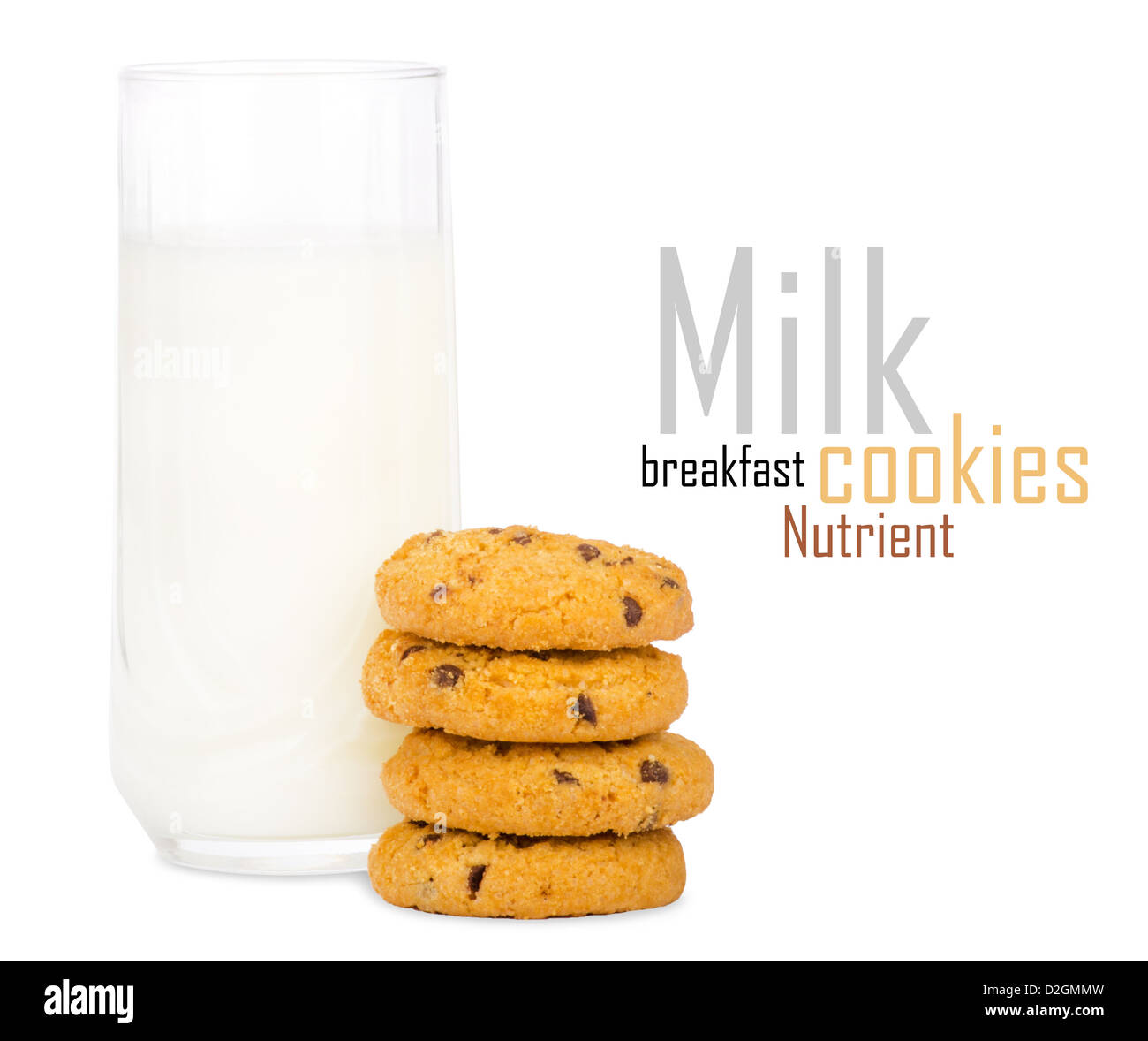 Un bicchiere di latte e biscotti isolato su bianco Foto Stock