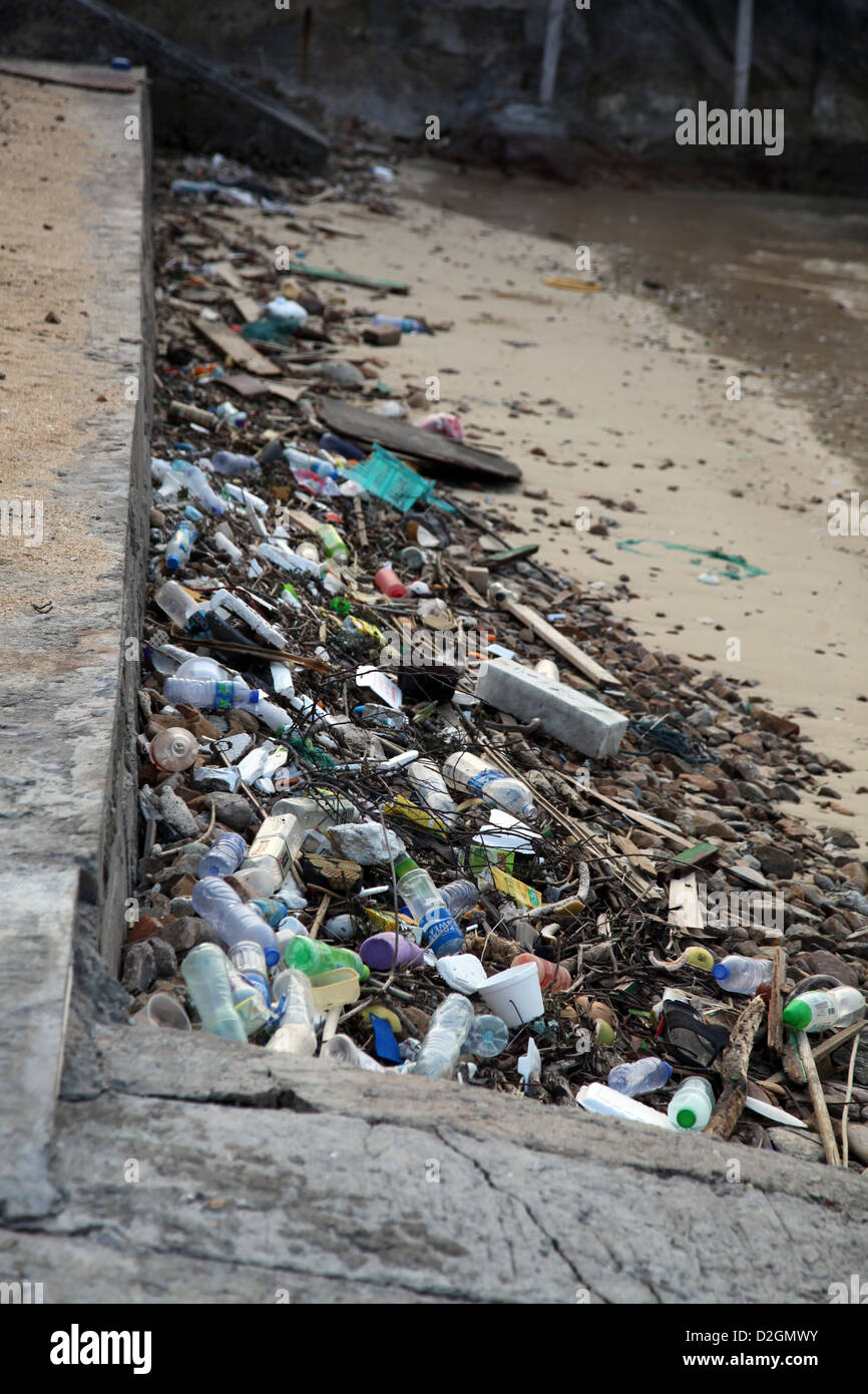 Si tratta di una foto di un inquinamento di madre natura. Nella foresta o la spiaggia vicino alla piattaforma di cemento. Questo è sporco Foto Stock