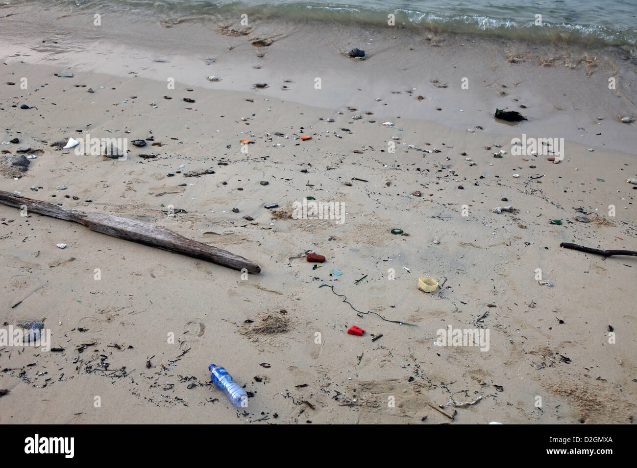 Si tratta di una foto di un inquinamento di madre natura. Nella foresta o la spiaggia vicino alla piattaforma di cemento. Questo è sporco Foto Stock