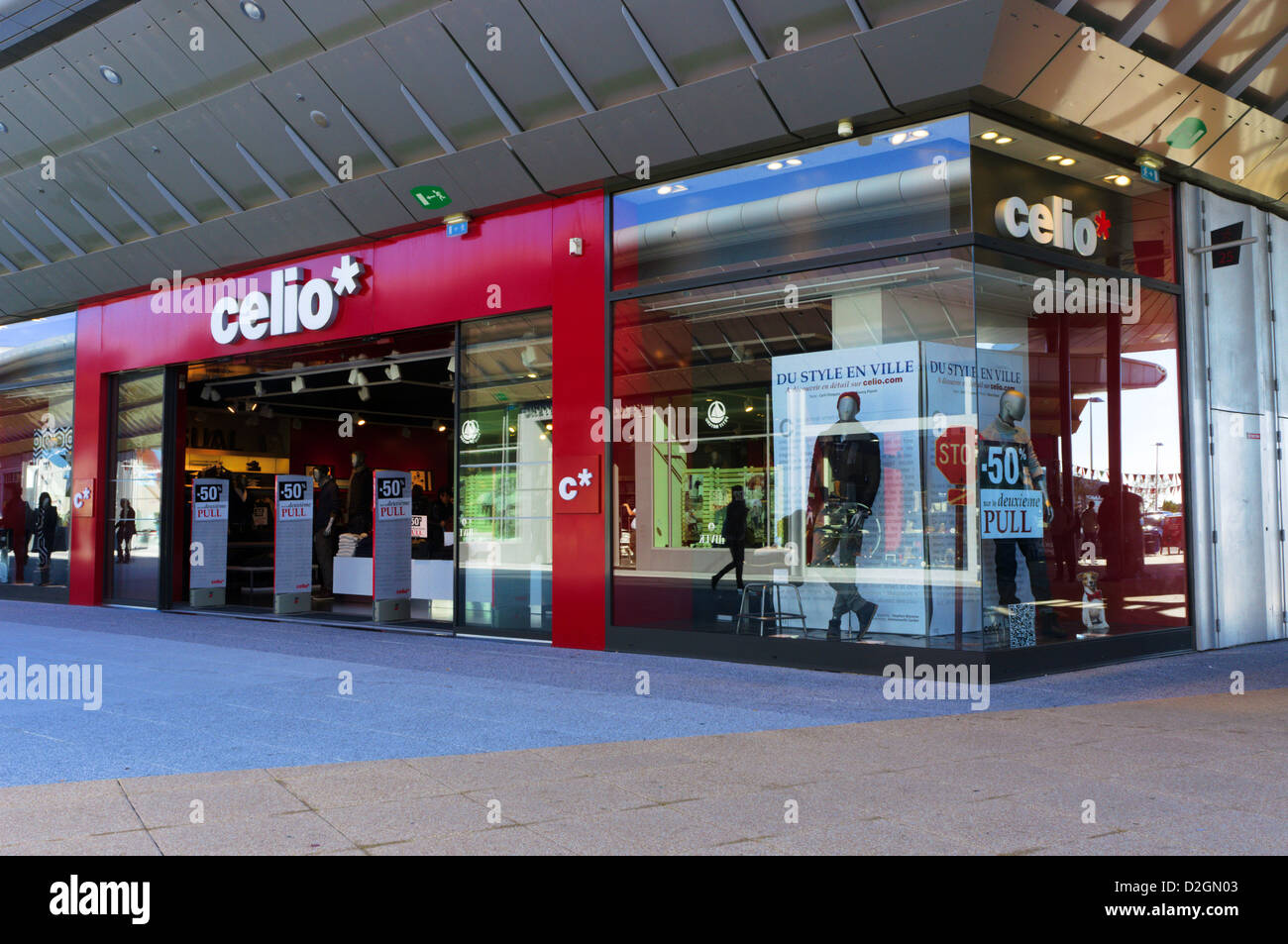 Un ramo di Celio abbigliamento uomo shop all'Odysseum centro per lo  shopping a Montpellier, Francia meridionale Foto stock - Alamy