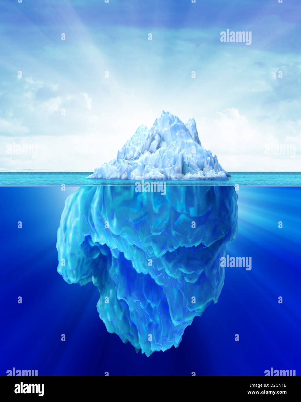 Iceberg solitario in mare. Esterno e sotto l'acqua i lati mostrata. Morbido cielo nuvoloso in background. Foto Stock