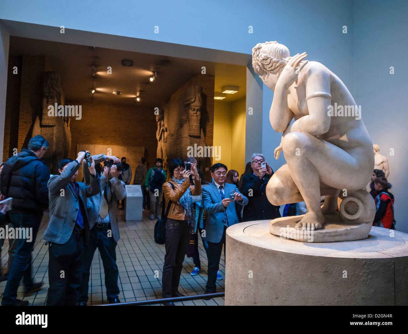 La gente che prende le immagini di antica scultura greca in British museum Foto Stock