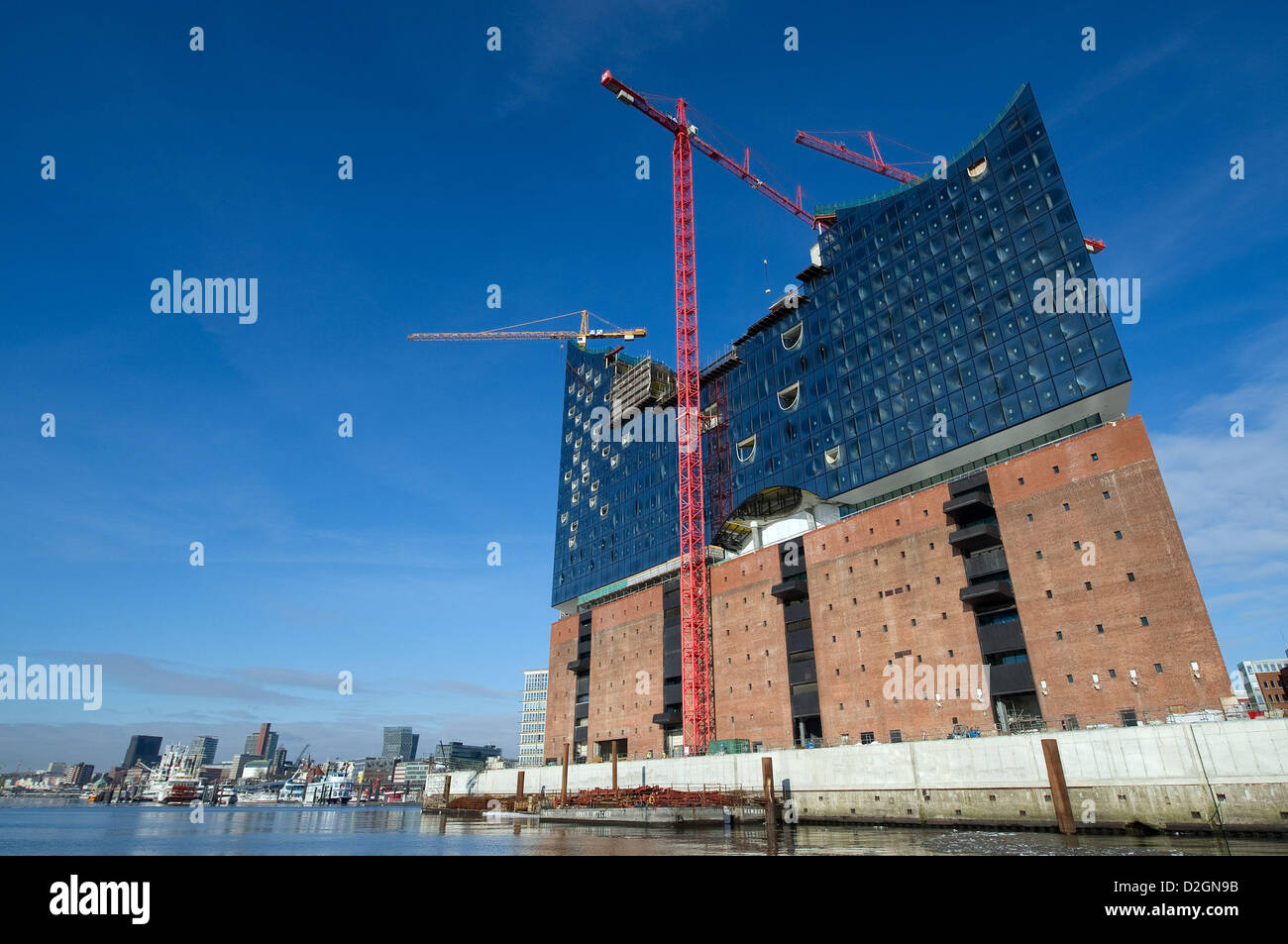 Il sole splende sul sito della costruzione dell'Elbe Philharmonic Hall (Elbphilharmonie) ad Amburgo, Germania, 23 gennaio 2013. Nella sua prima sessione nel 2013, Amburgo Buergerschaft discuterà i progressi dell'Elbe Philharmonic Hall. Foto: Axel Heimken Foto Stock