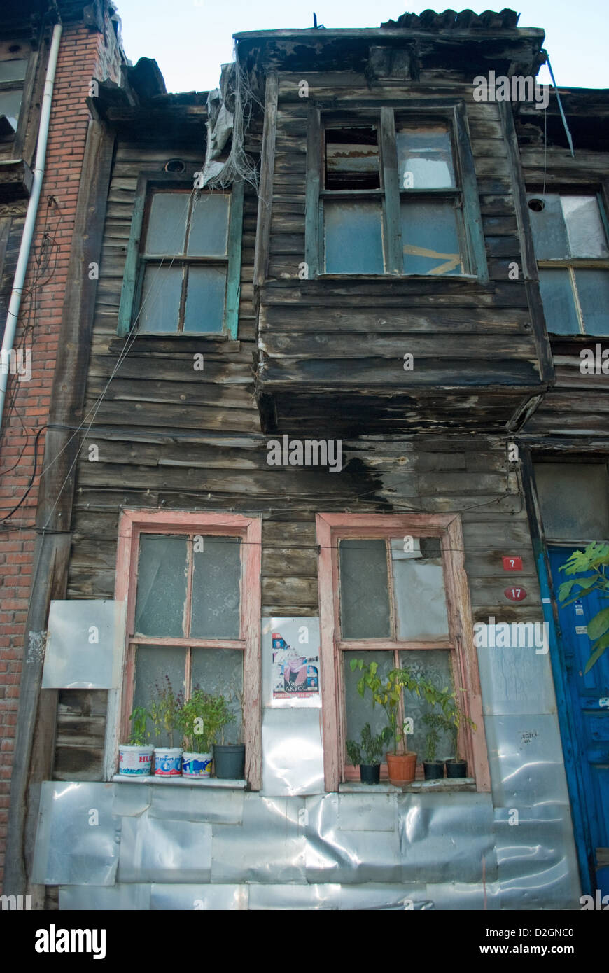 Un fatiscente del XIX secolo casa in legno nel povero quartiere curdo di Tarlabasi. La zona è prevista per la rigenerazione. Foto Stock