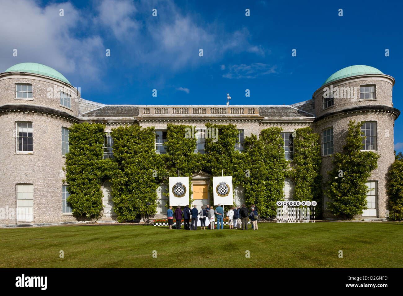 La santa Comunione è tenuto presso la parte anteriore della casa di Goodwood sulla domenica del 2012 Festival della velocità, Sussex, Regno Unito. Foto Stock