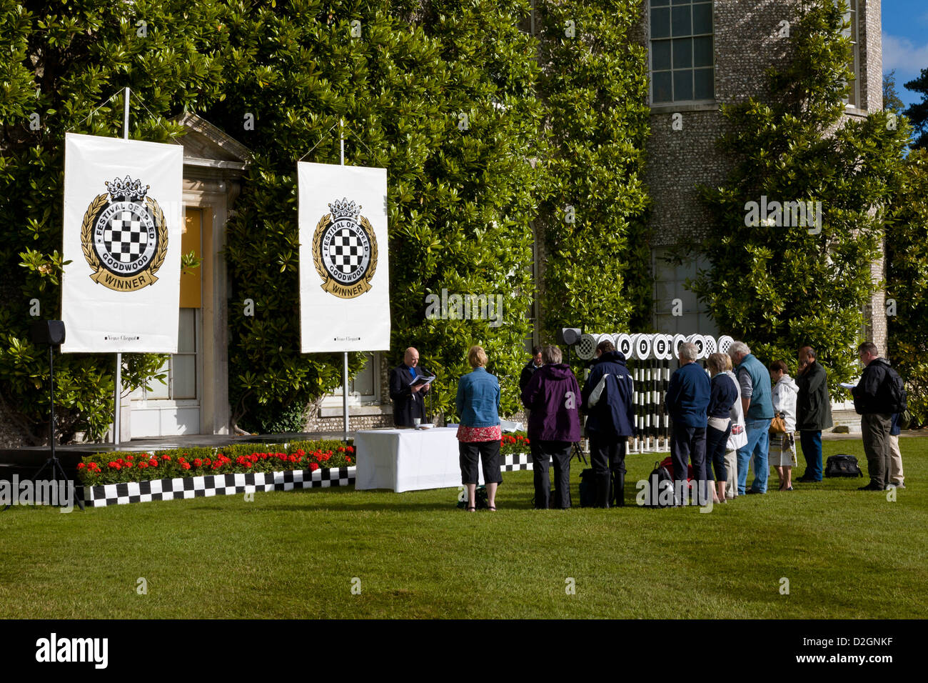 La santa Comunione è tenuto presso la parte anteriore della casa di Goodwood sulla domenica del 2012 Festival della velocità, Sussex, Regno Unito. Foto Stock