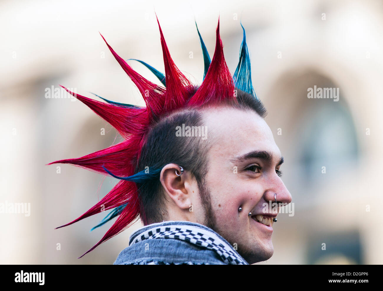 Un punk rocker con un colorato mohicano taglio capelli a Birmingham, Regno Unito Foto Stock