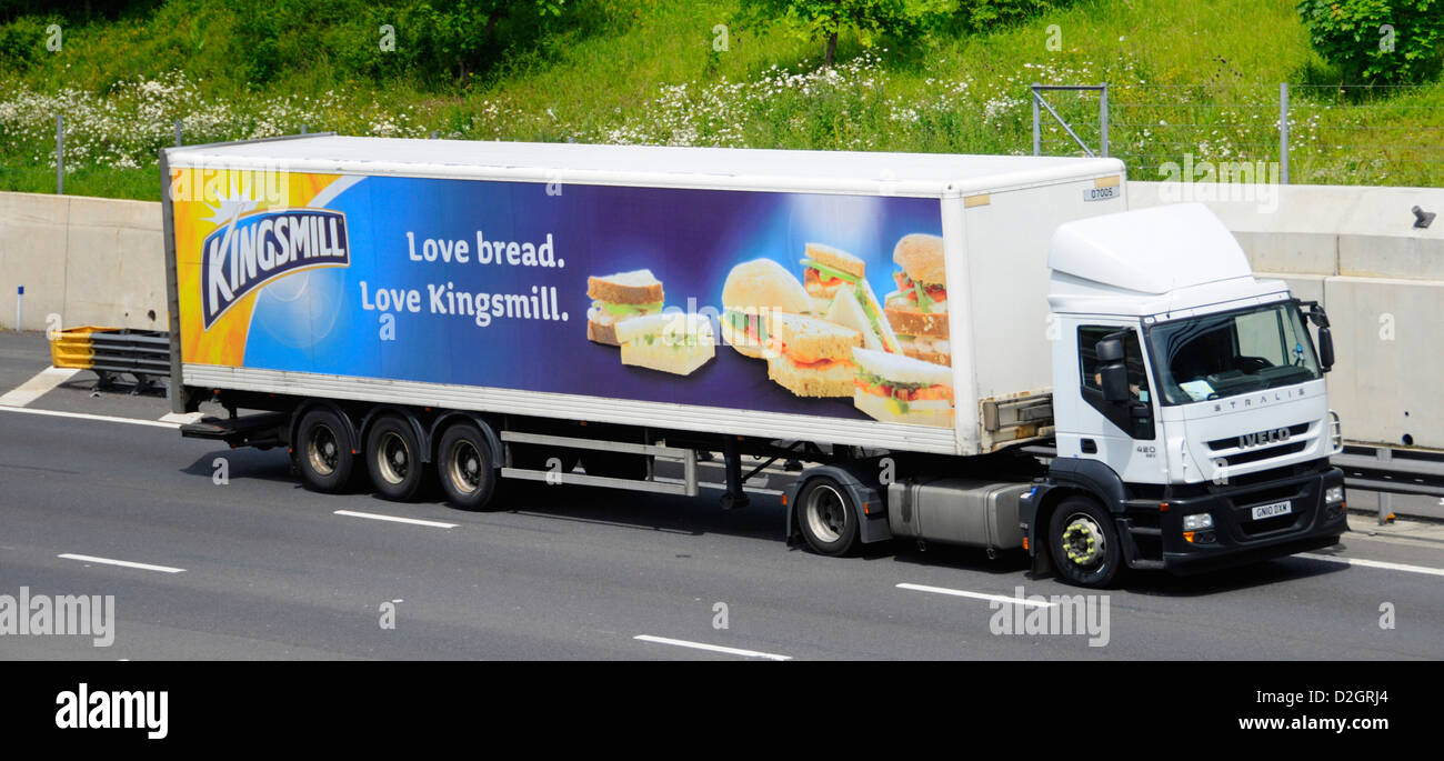 Pubblicità sul lato del rimorchio articolato per Kingsmill Bread un marchio di proprietà di Associated British Foods dietro un camion Iveco che guida su autostrada UK Foto Stock