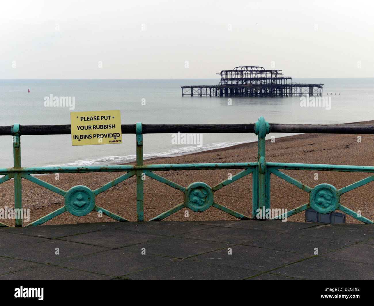 Brighton, Regno Unito, 24 gennaio, 2013. Parti dei derelitti Molo Ovest di Brighton sono nuovamente crollati in mare dopo il meteo invernale ha preso il suo pedaggio durante il fine settimana. Il molo, devastata da un incendio nel 2003 e martoriata da tempeste, è stata chiusa al pubblico nel 1975. Il Molo Ovest di fiducia, i proprietari della struttura, ha detto: "Grazie alle avanzate Edwardian ingegneria del molo, che ha resistito a decenni di tempeste con il minimo di danni che si verificano. Tuttavia è ancora molto triste testimonianza quando le parti vengono perse.' Il molo è stato costruito nel 1866 dal papa Eugenio betulla. Foto Stock