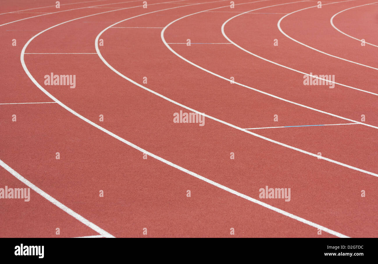 Pista atletica con la sua lane, linee bianche e ruotare Foto Stock