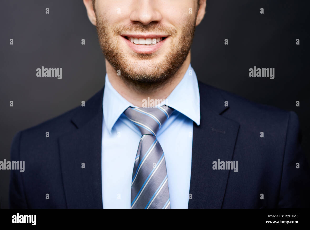 Close-up della faccia inferiore parte di imprenditore sorridente Foto Stock
