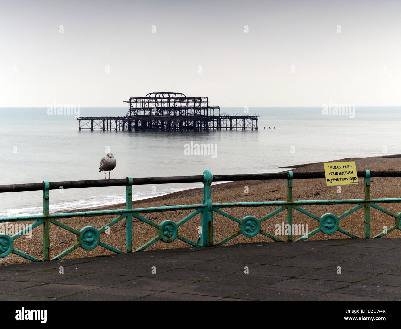Brighton, Regno Unito, 24 gennaio, 2013. Parti dei derelitti Molo Ovest di Brighton sono nuovamente crollati in mare dopo il meteo invernale ha preso il suo pedaggio durante il fine settimana. Il molo, devastata da un incendio nel 2003 e martoriata da tempeste, è stata chiusa al pubblico nel 1975. Il Molo Ovest di fiducia, i proprietari della struttura, ha detto: "Grazie alle avanzate Edwardian ingegneria del molo, che ha resistito a decenni di tempeste con il minimo di danni che si verificano. Tuttavia è ancora molto triste testimonianza quando le parti vengono perse.' Il molo è stato costruito nel 1866 dal papa Eugenio betulla. Foto Stock