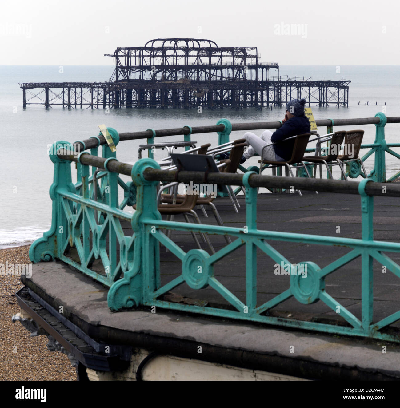 Brighton, Regno Unito, 24 gennaio, 2013. Parti dei derelitti Molo Ovest di Brighton sono nuovamente crollati in mare dopo il meteo invernale ha preso il suo pedaggio durante il fine settimana. Il molo, devastata da un incendio nel 2003 e martoriata da tempeste, è stata chiusa al pubblico nel 1975. Il Molo Ovest di fiducia, i proprietari della struttura, ha detto: "Grazie alle avanzate Edwardian ingegneria del molo, che ha resistito a decenni di tempeste con il minimo di danni che si verificano. Tuttavia è ancora molto triste testimonianza quando le parti vengono perse.' Il molo è stato costruito nel 1866 dal papa Eugenio betulla. Foto Stock