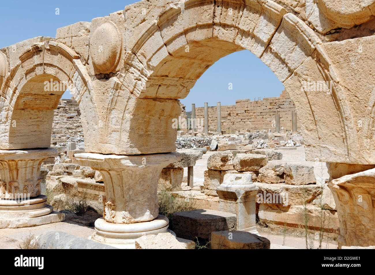 Leptis Magna. La Libia. Forum di Severus o Nuovo Forum archi o arcate che una volta seduto sopra il colonnato cortili porticati Foto Stock