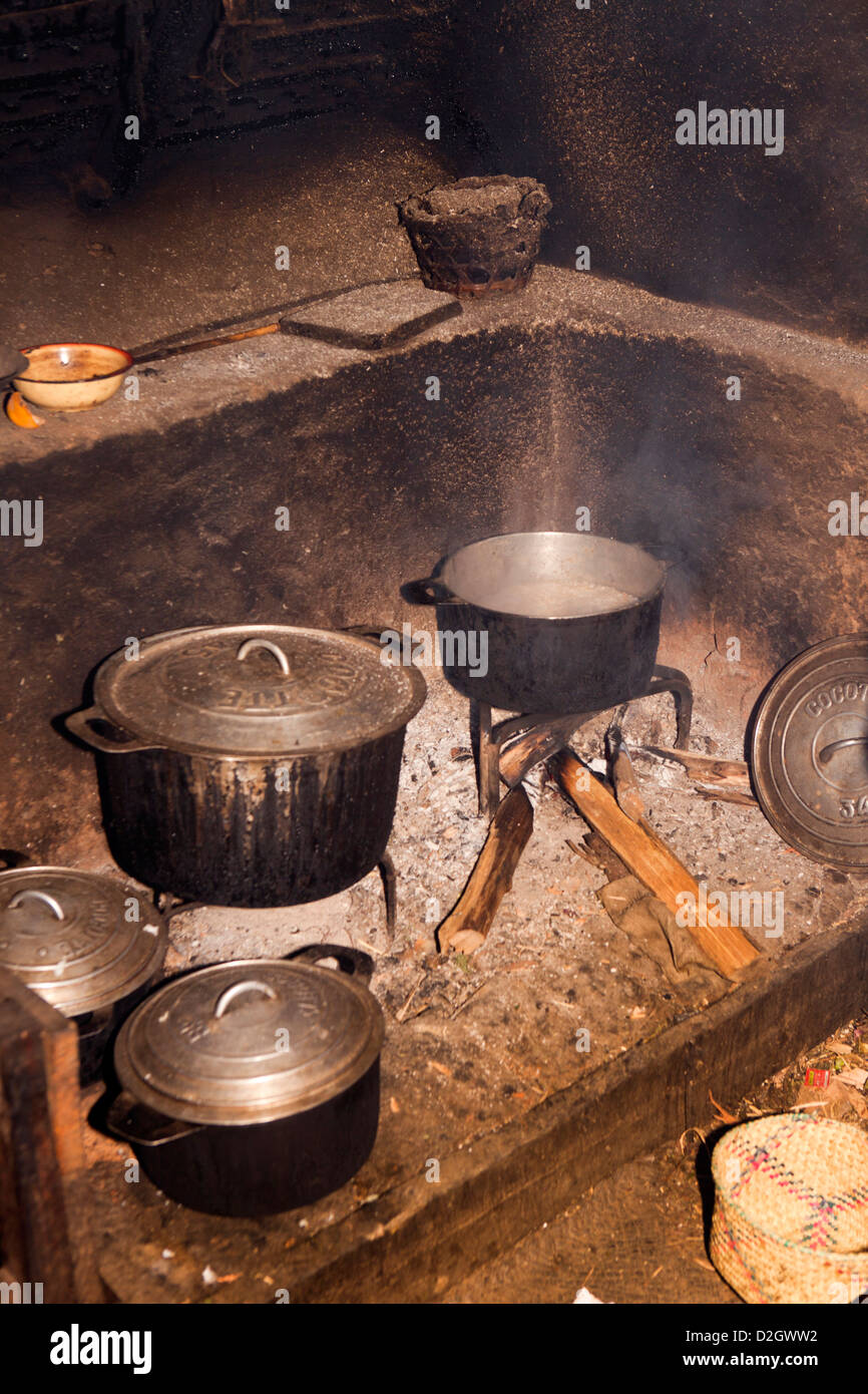 Madagascar, Ambohimahasoa, pentole di cottura sul focolare della cucina dell'agriturismo Foto Stock