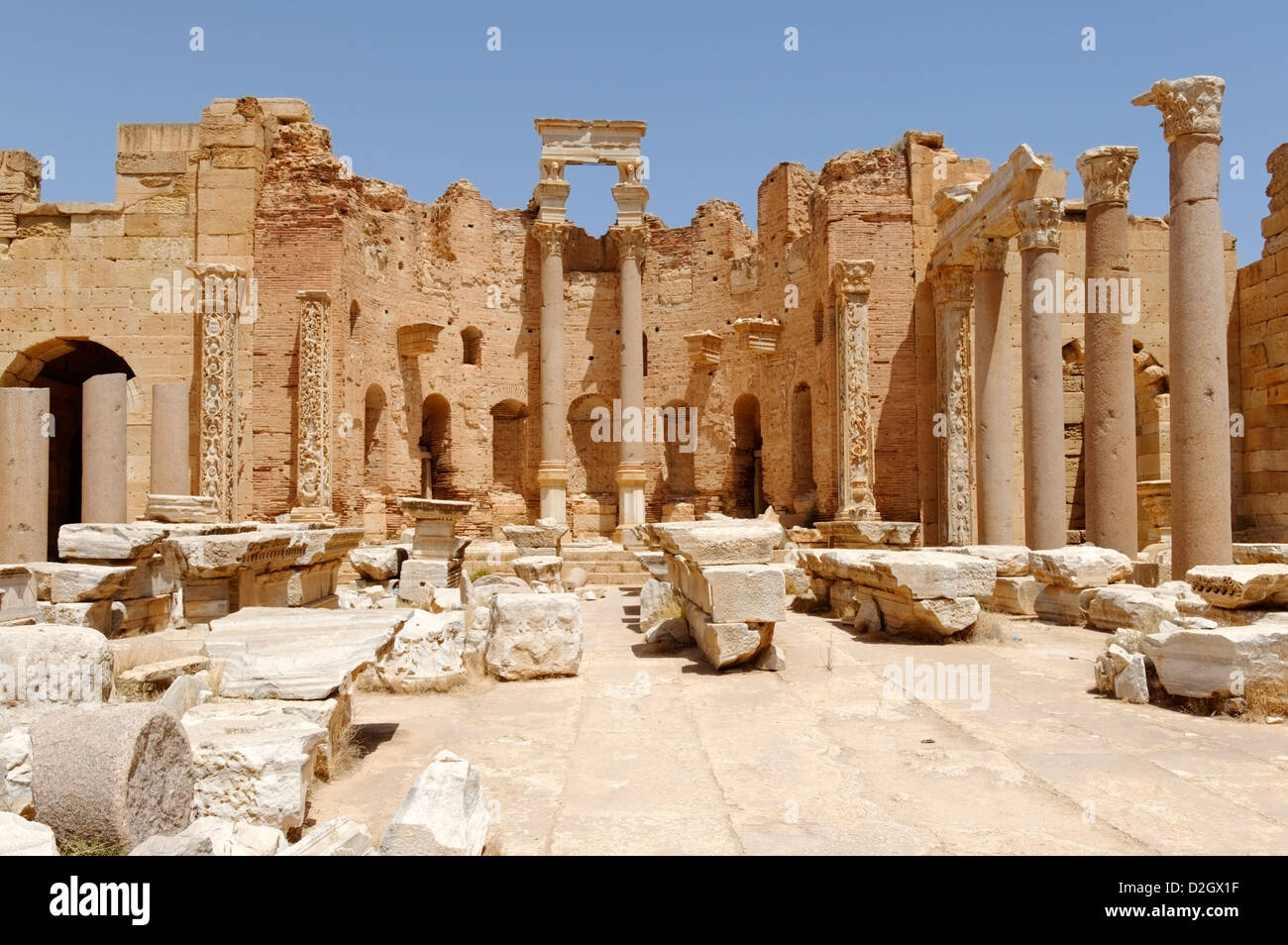 Leptis Magna. La Libia. Vista dal centro verso uno dei due absidi della Basilica di Severus Foto Stock