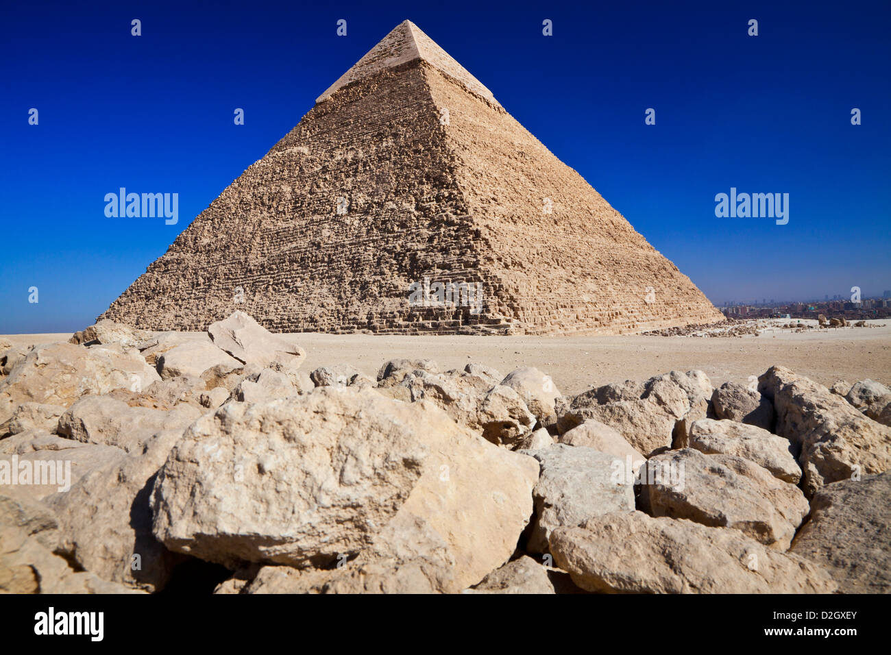 Piramide di Khafre,Chephren,o Chefren,è la seconda più grande del complesso o necropoli sull'altopiano di Giza vicino al Cairo, Egitto Foto Stock