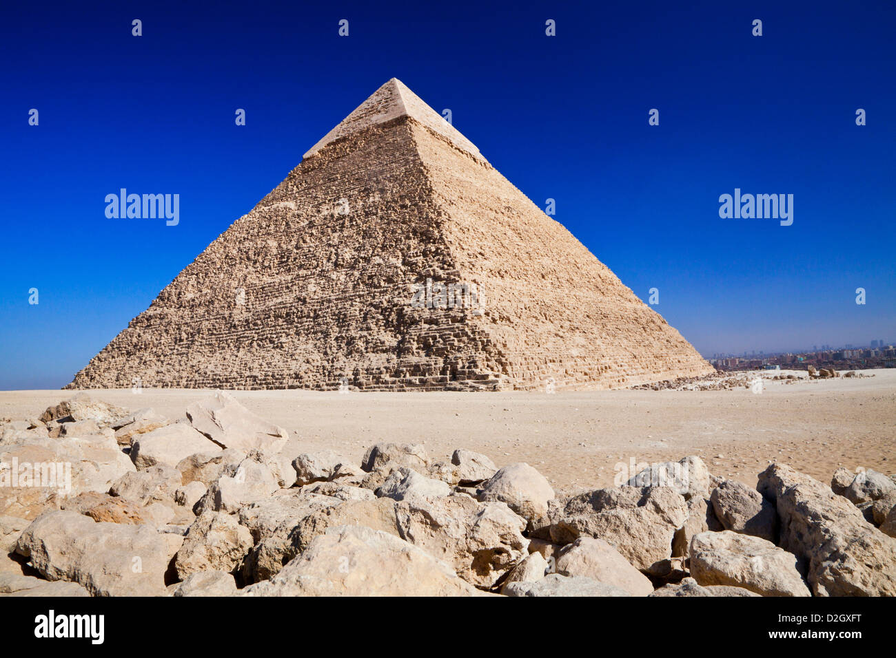 Piramide di Khafre,Chephren,o Chefren,è la seconda più grande del complesso o necropoli sull'altopiano di Giza vicino al Cairo, Egitto Foto Stock