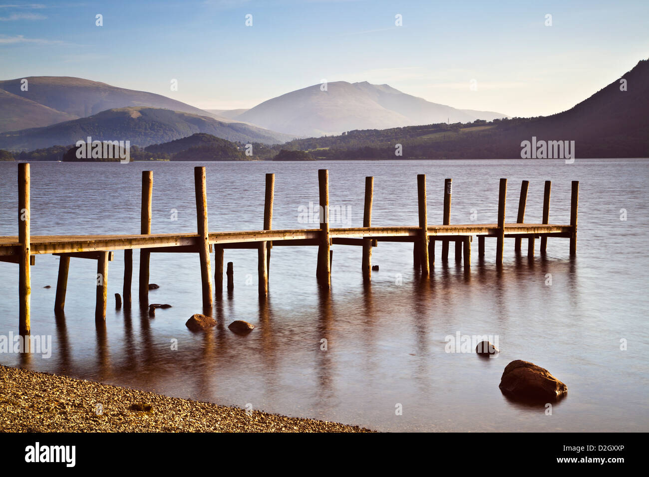 La mattina presto luce su Derwent Water da Brandelhow, Lake District, Cumbria, England, Regno Unito Foto Stock