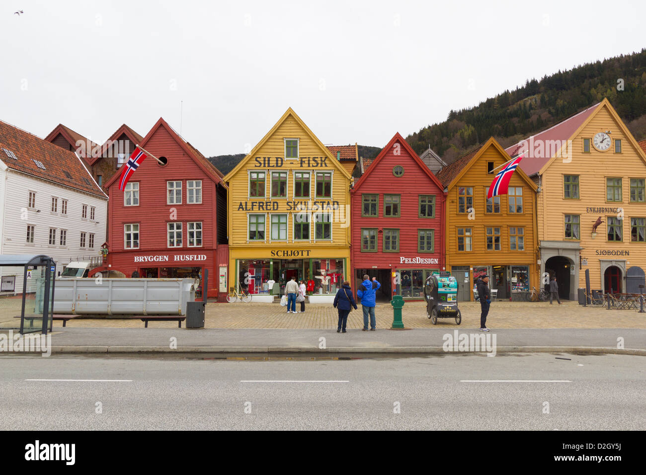 Dettaglio da Bryggen street a Bergen, Norvegia. Edificio sono piegate all'altra. Foto Stock