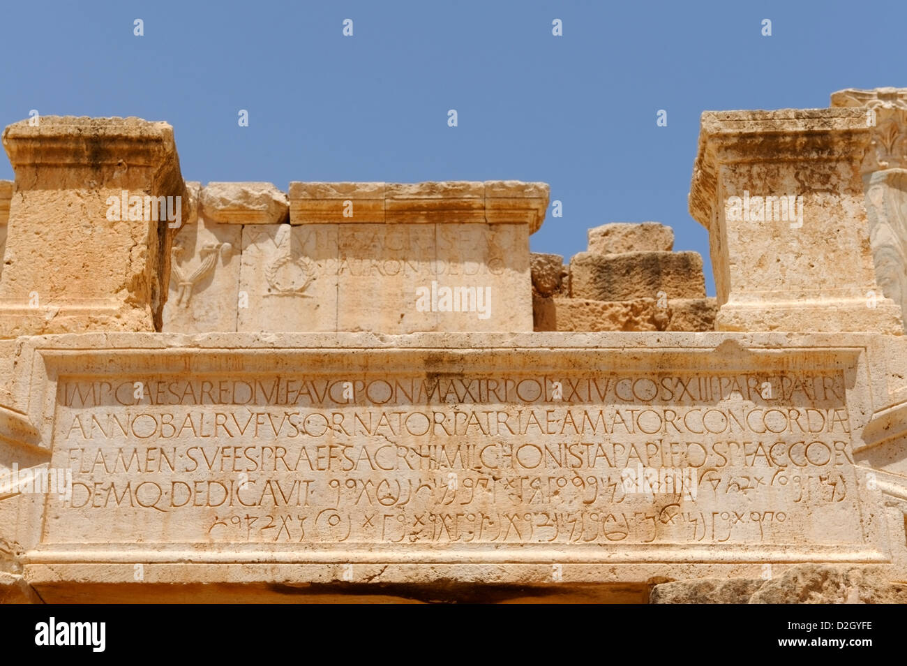 Leptis Magna. La Libia. Una iscrizione dedicatoria presso il teatro di epoca romana. Il Teatro fu costruito intorno ad 1-2 Foto Stock