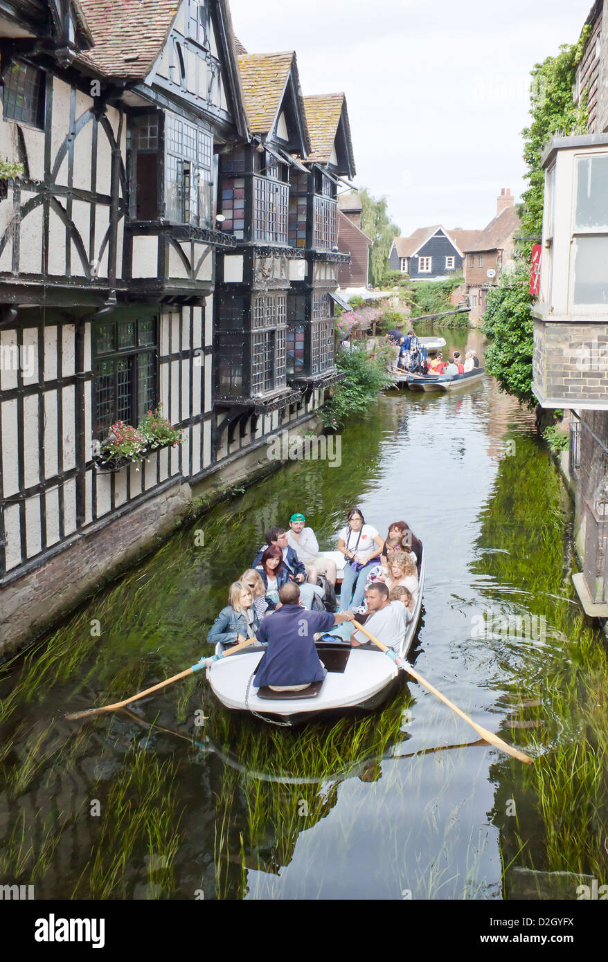 Giro sul fiume in Canterbury in Inghilterra. Fiume Stour corre attraverso il centro della città e passa sotto il high street. Tessitori sulla sinistra. Foto Stock