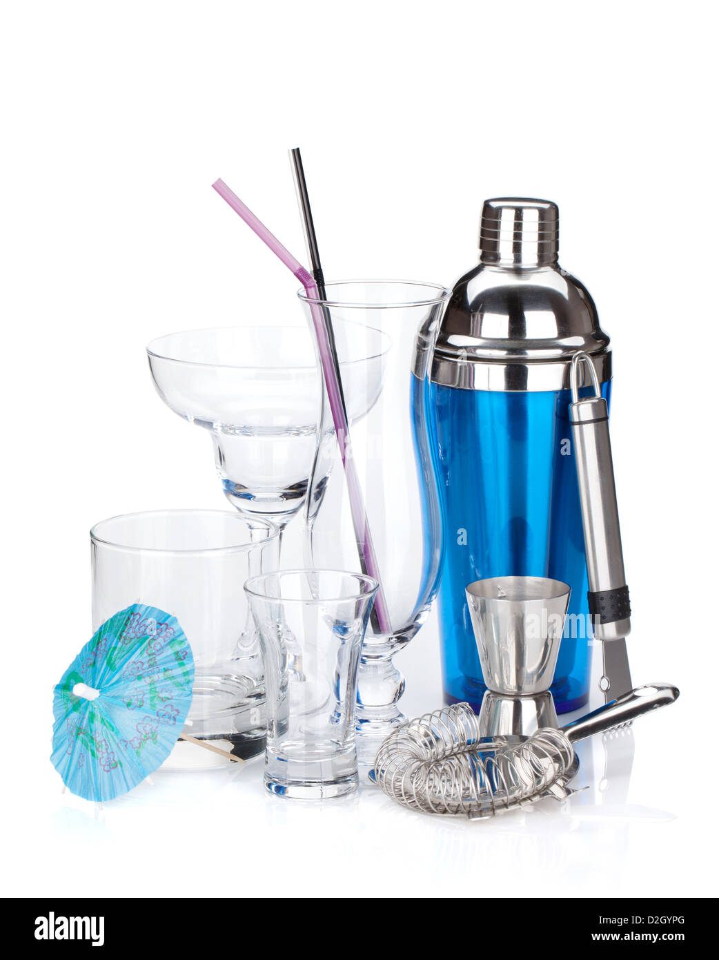 Shaker e diversi bicchieri. Isolato su sfondo bianco Foto Stock