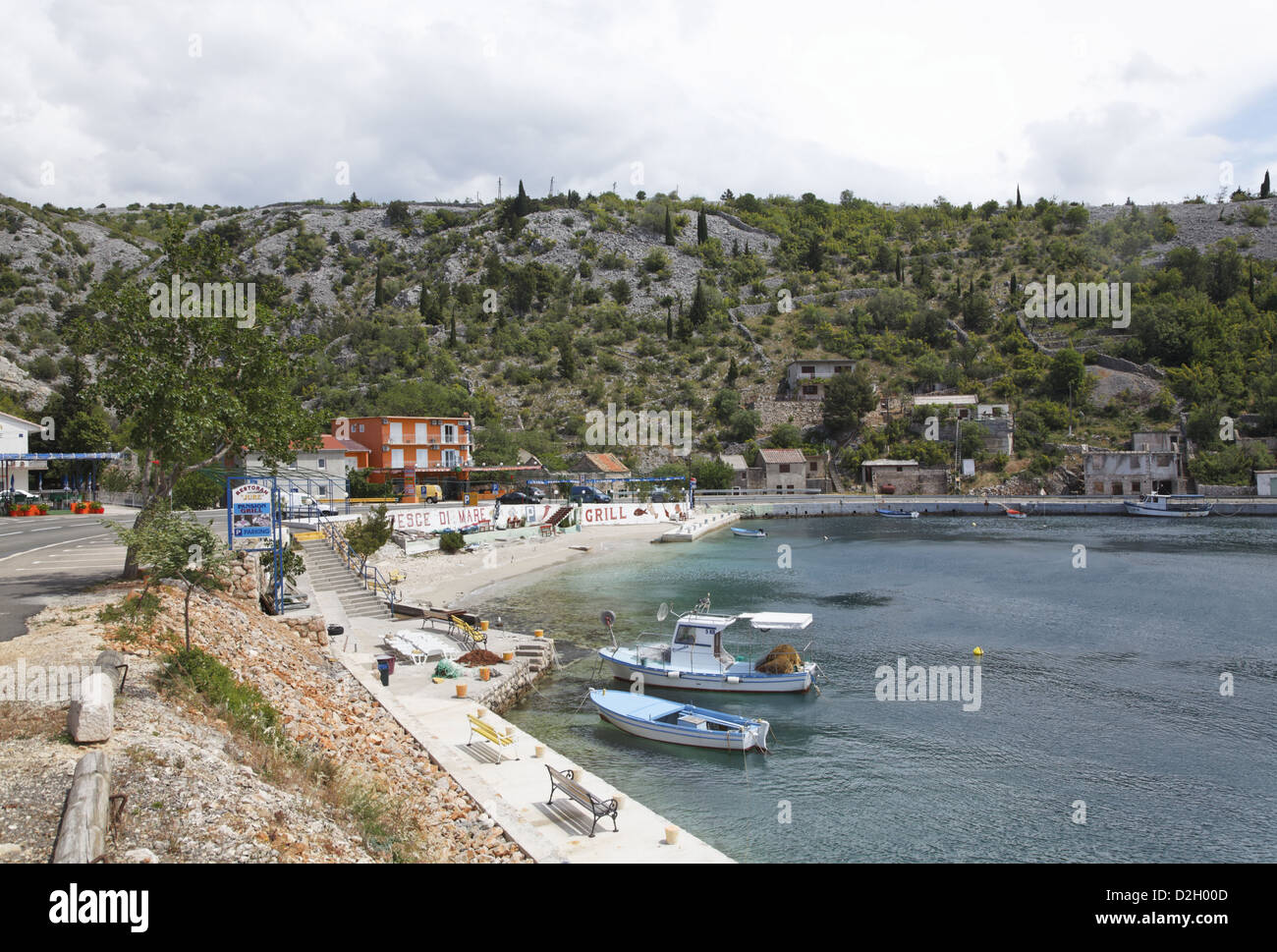 Croazia, Kvarner Bay, un piccolo villaggio di pescatori con barche, Kroatien, Kvarner-Bucht; kleines Fischerdorf mit Booten Foto Stock