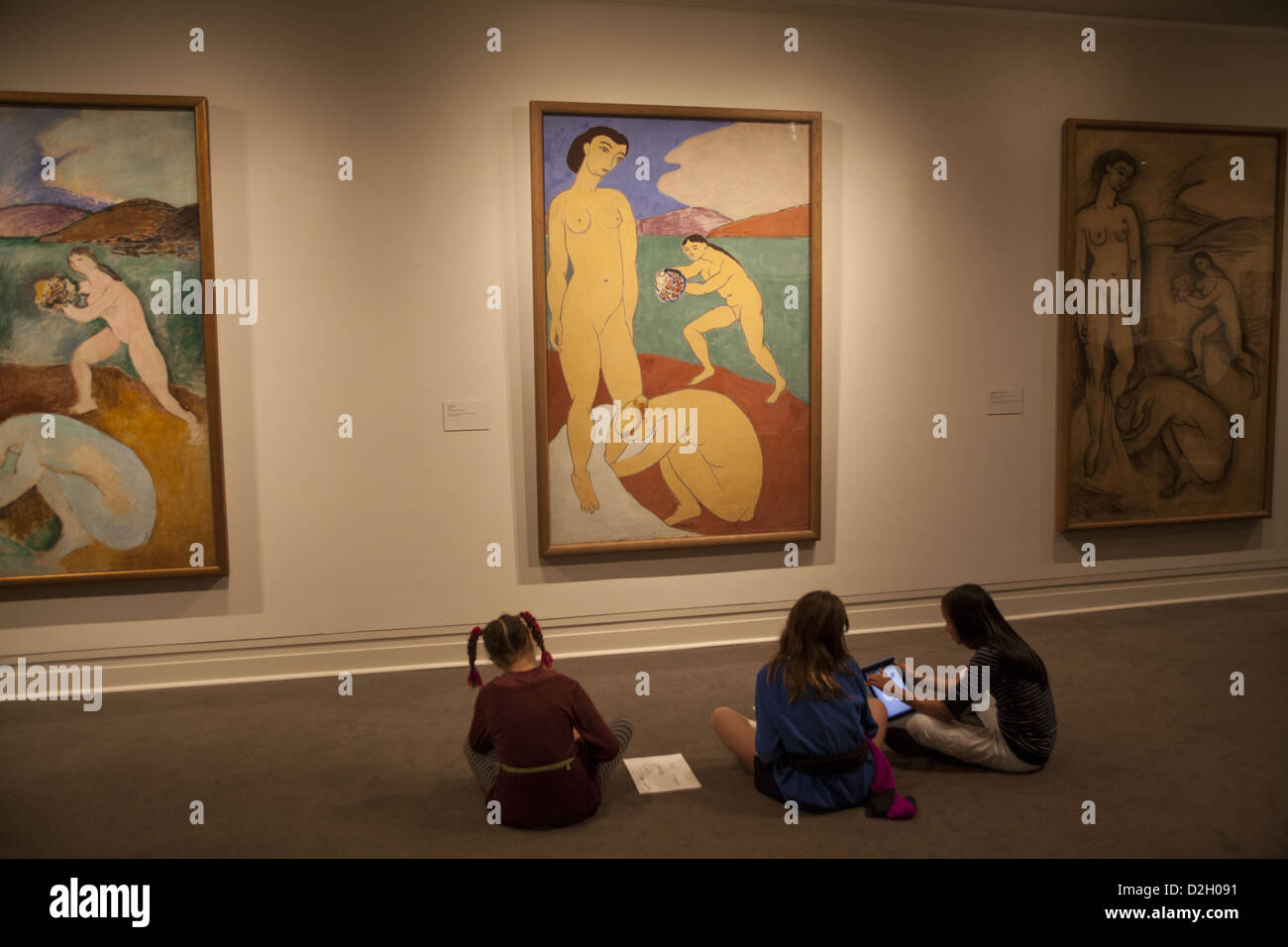 La scuola dei bambini a disegnare con il loro ipad compresse in corrispondenza di una mostra di Matisse presso il Metropolitan Museum of Art di New York City. Foto Stock