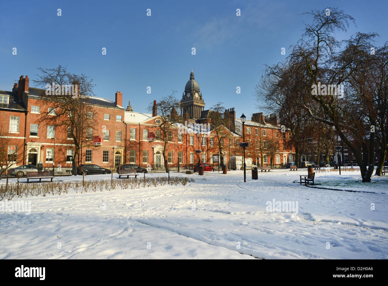 Guardando da Park Square in inverno la neve a Leeds municipio costruito nel 1858 progettato da cuthbert brodrick leeds Yorkshire Regno Unito Foto Stock