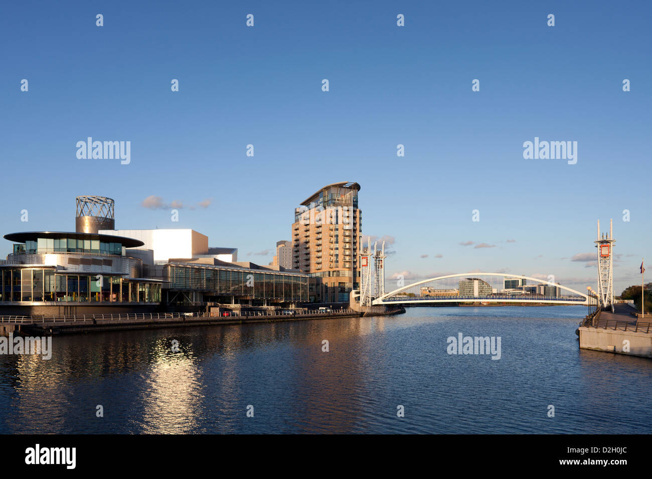 Inghilterra, Greater Manchester The Lowry Theatre e ponte a Salford Quays Foto Stock