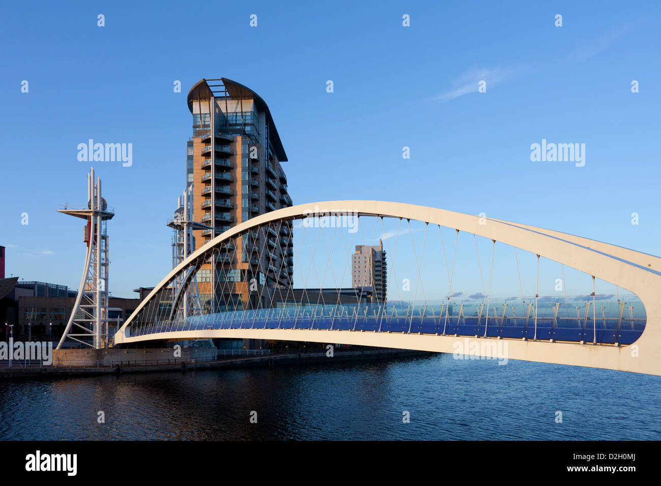 Inghilterra, Greater Manchester, Salford, ponte adiacente al Teatro di Lowry Foto Stock