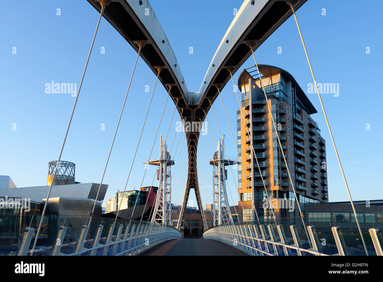 Inghilterra, Greater Manchester, Salford, ponte adiacente al Teatro di Lowry Foto Stock