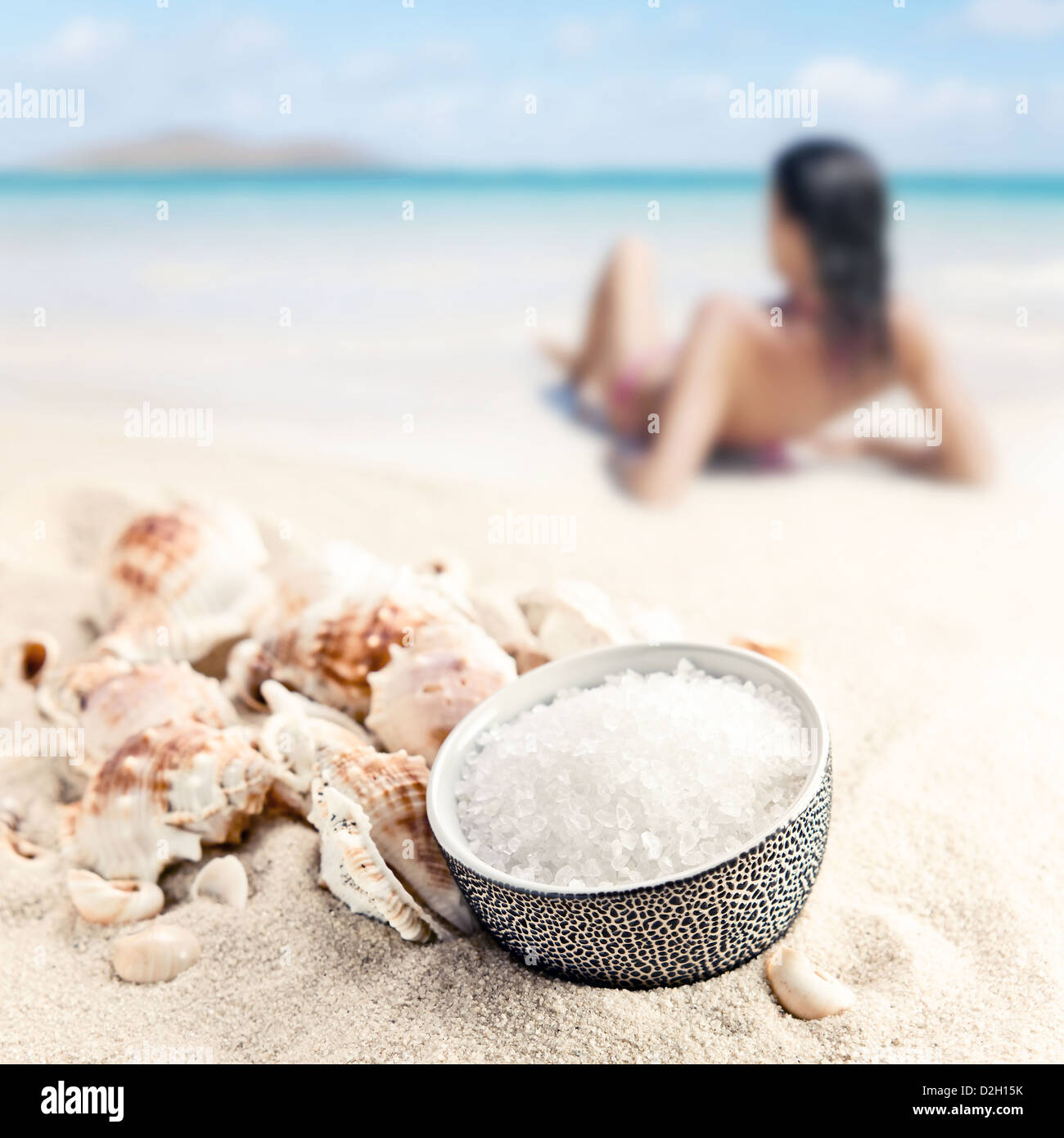 Sale marino e cockleshells sulla sabbia di mare Foto Stock