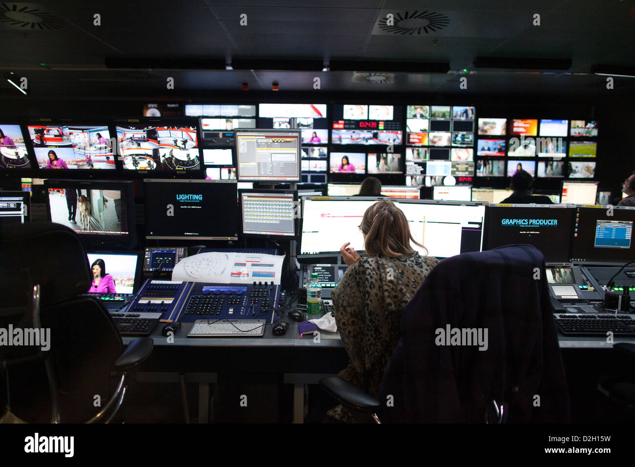 High-tech suite di editing presso la nuova BBC Global News notizie, British Broadcasting House, Portland Place, Londra, Regno Unito Foto Stock