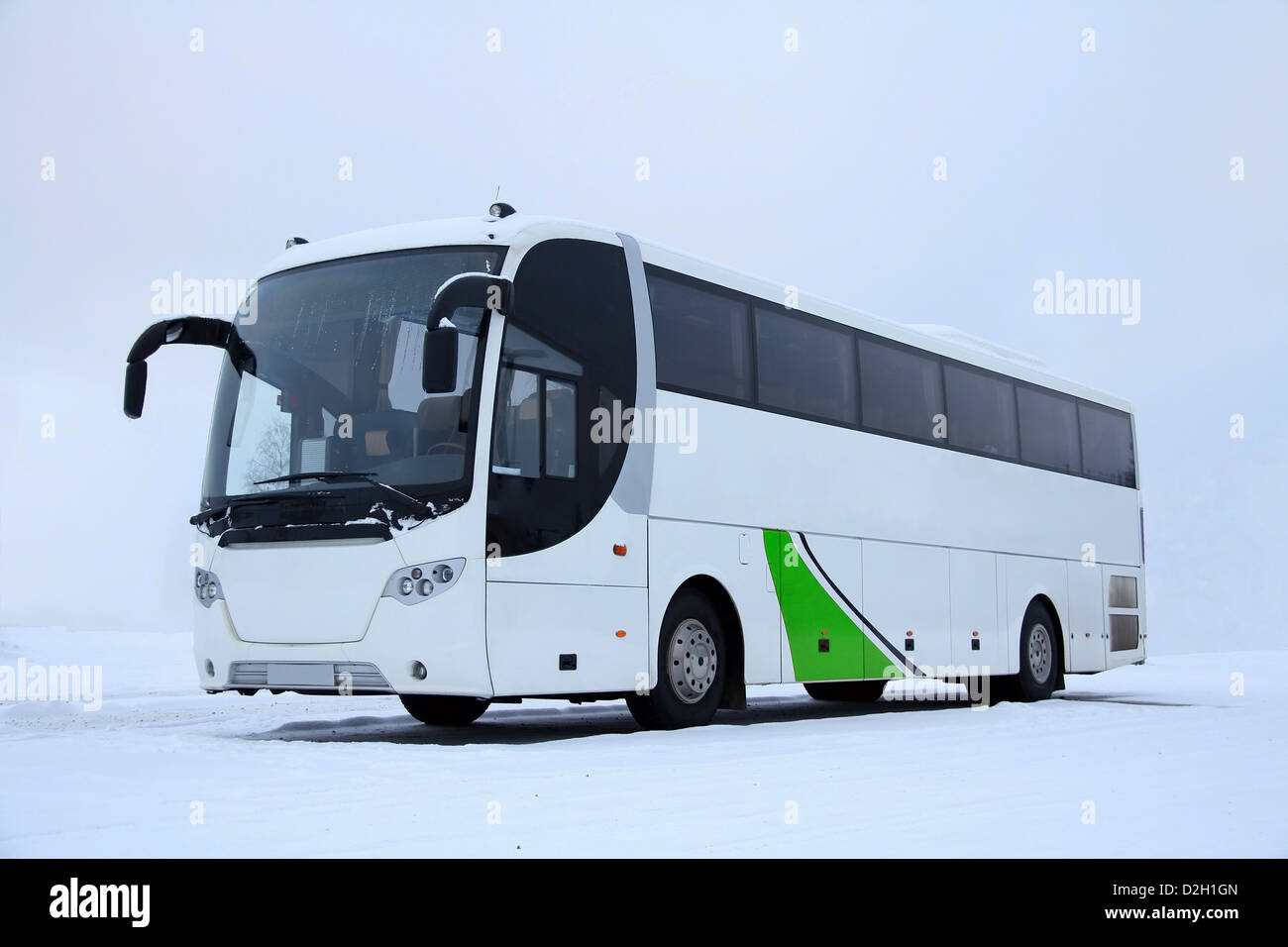 Bus bianco con un design verde in inverno. Foto Stock