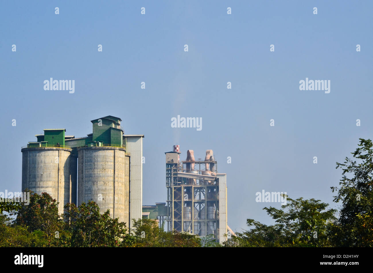 Fabbrica di cemento in zona verde Foto Stock