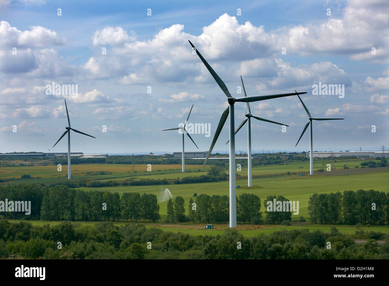 La fattoria eolica e turbine in Normandia Hall Country Park, vicino a Scunthorpe, Regno Unito insieme in una splendida campagna. Foto Stock