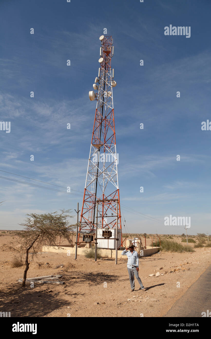 India Rajasthan, deserto di Thar, ingegnere rendendo mobile di prova chiama accanto al telefono cellulare il montante Foto Stock