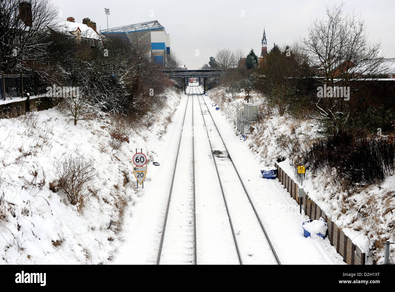 I binari ferroviari ricoperta di neve il secondo giorno della snowy meteo oggi Birmingham REGNO UNITO Foto Stock